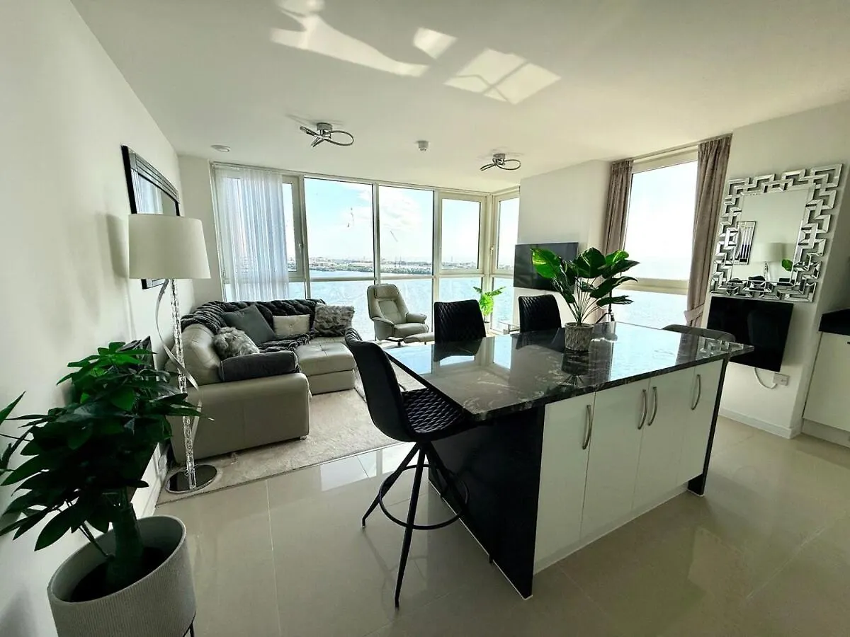 Luxury Waterfront Apartment With Panoramic View Cardiff