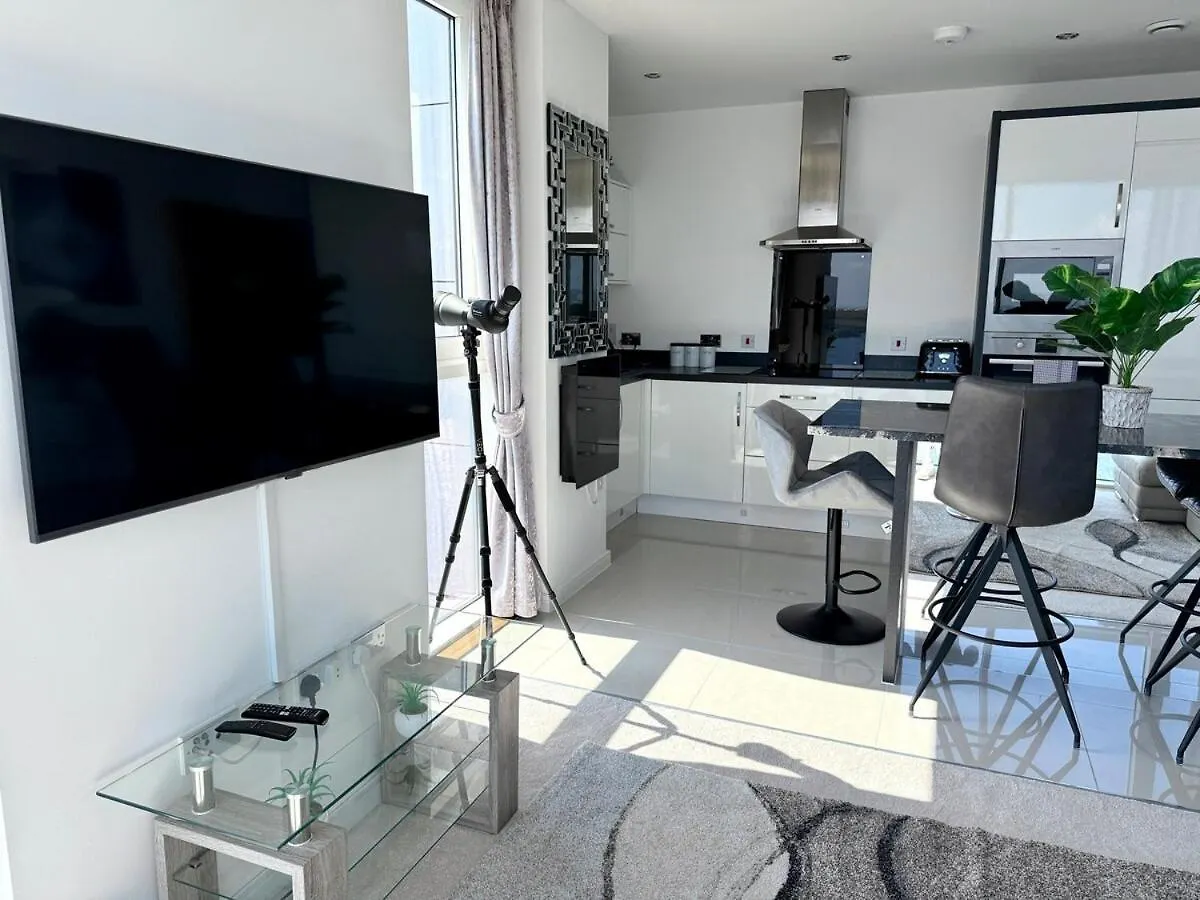 Luxury Waterfront Apartment With Panoramic View Cardiff