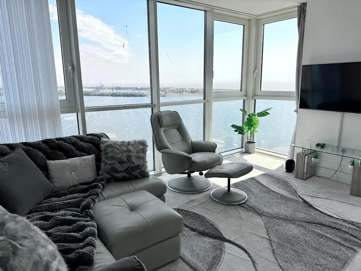 Luxury Waterfront Apartment With Panoramic View Cardiff