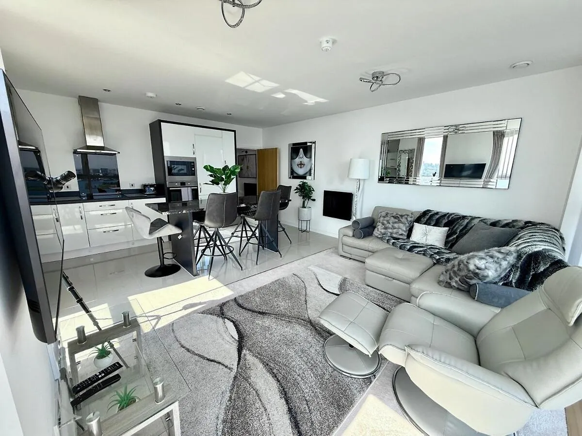 Luxury Waterfront Apartment With Panoramic View Cardiff