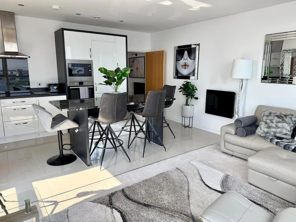 Luxury Waterfront Apartment With Panoramic View Cardiff