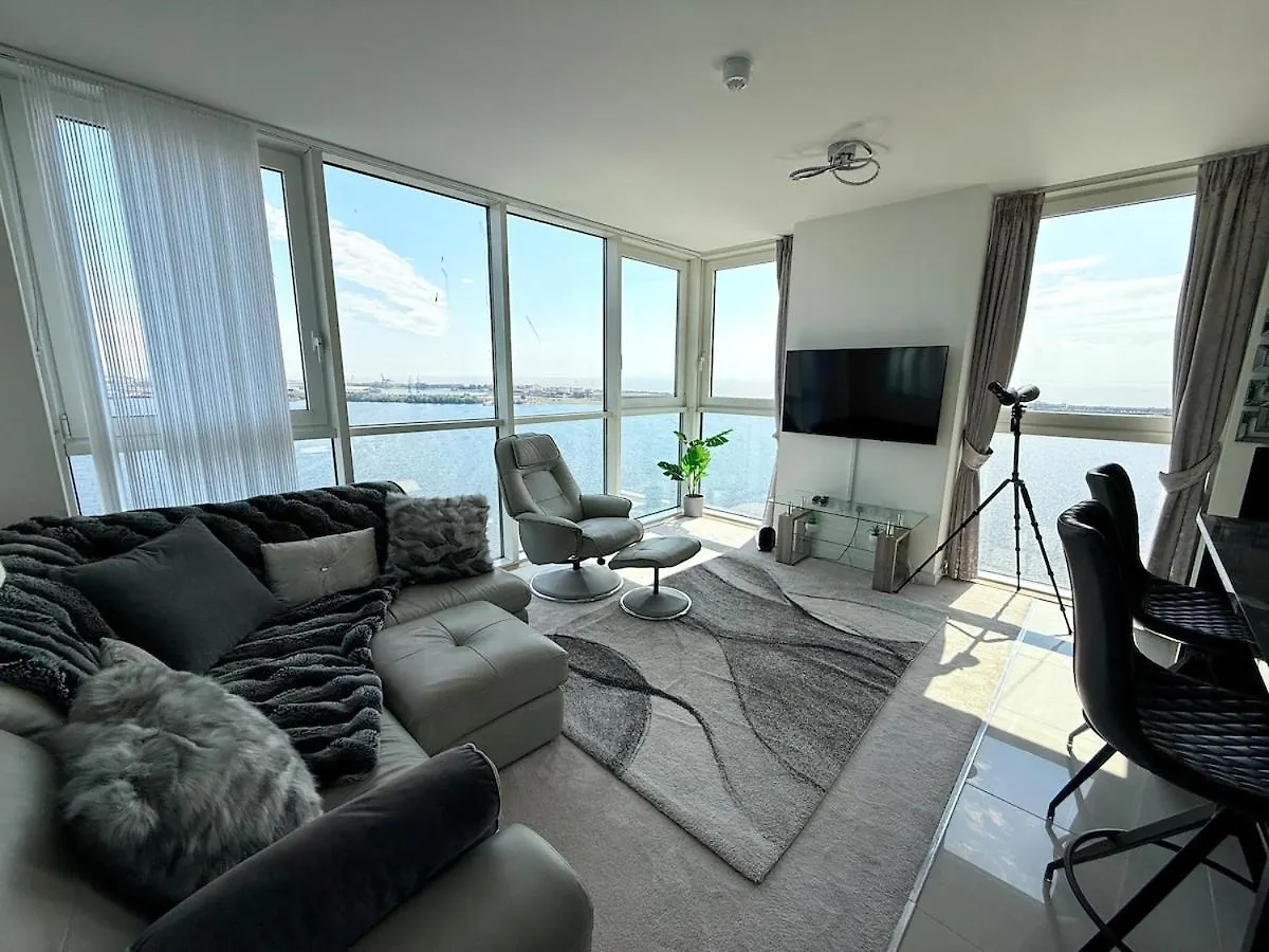 Luxury Waterfront Apartment With Panoramic View Cardiff 0*,  United Kingdom
