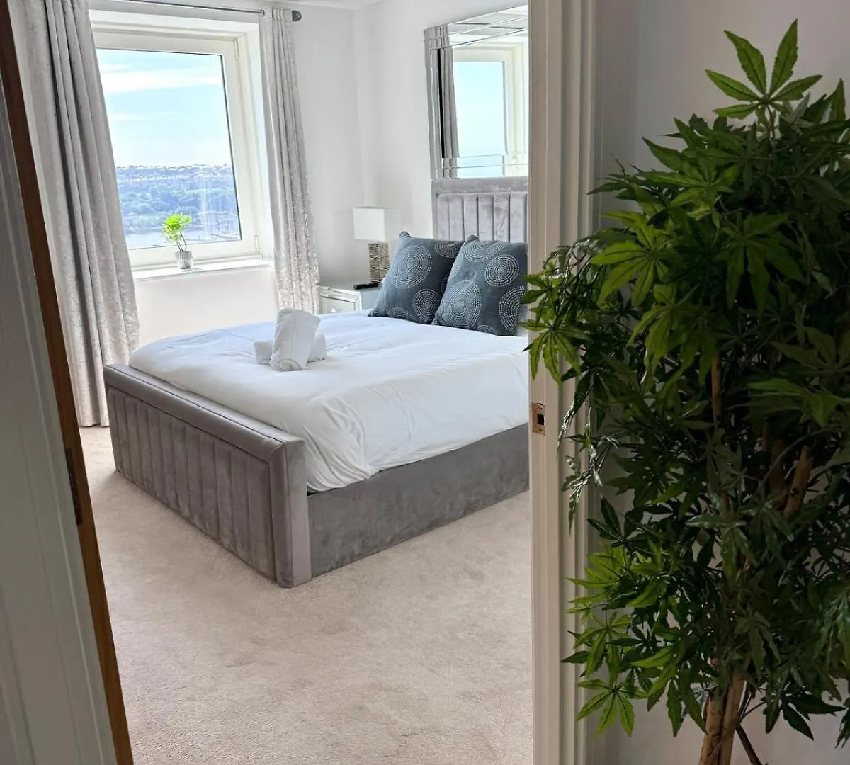 Luxury Waterfront Apartment With Panoramic View Cardiff