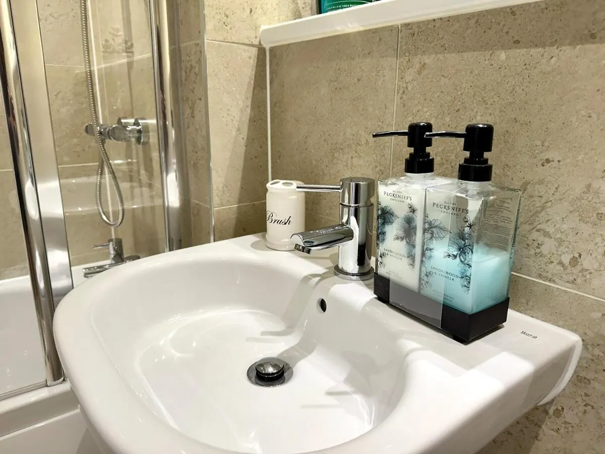 Luxury Waterfront Apartment With Panoramic View Cardiff