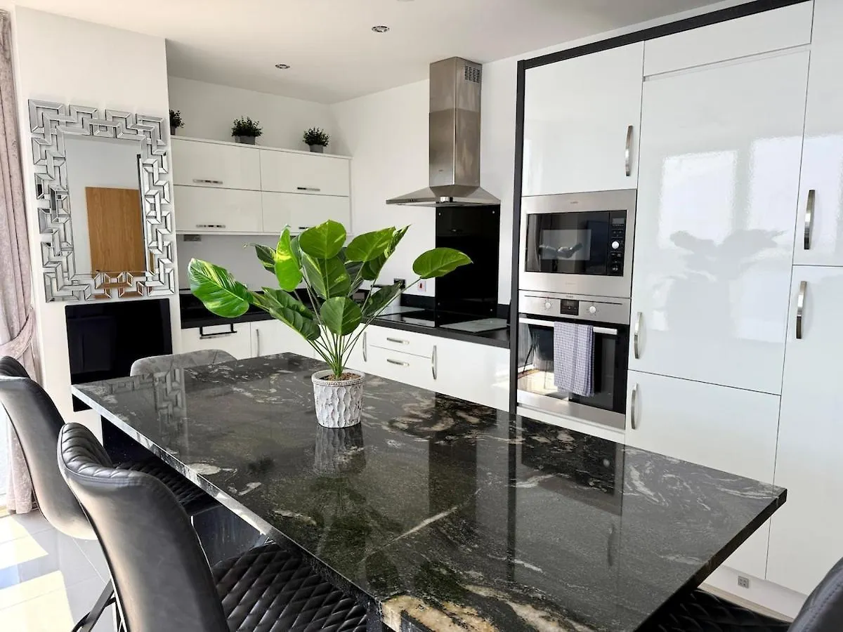 Luxury Waterfront Apartment With Panoramic View Cardiff