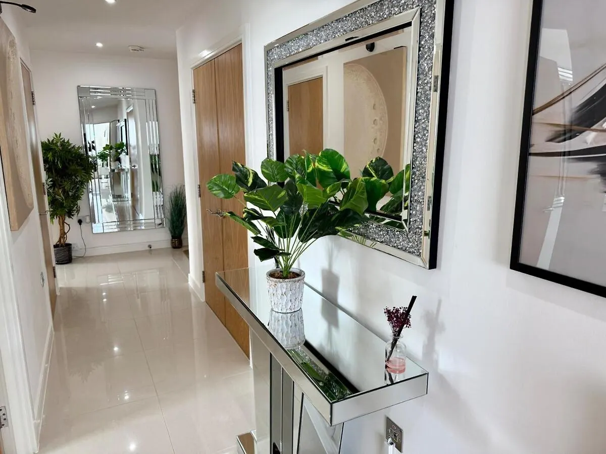 Luxury Waterfront Apartment With Panoramic View Cardiff United Kingdom