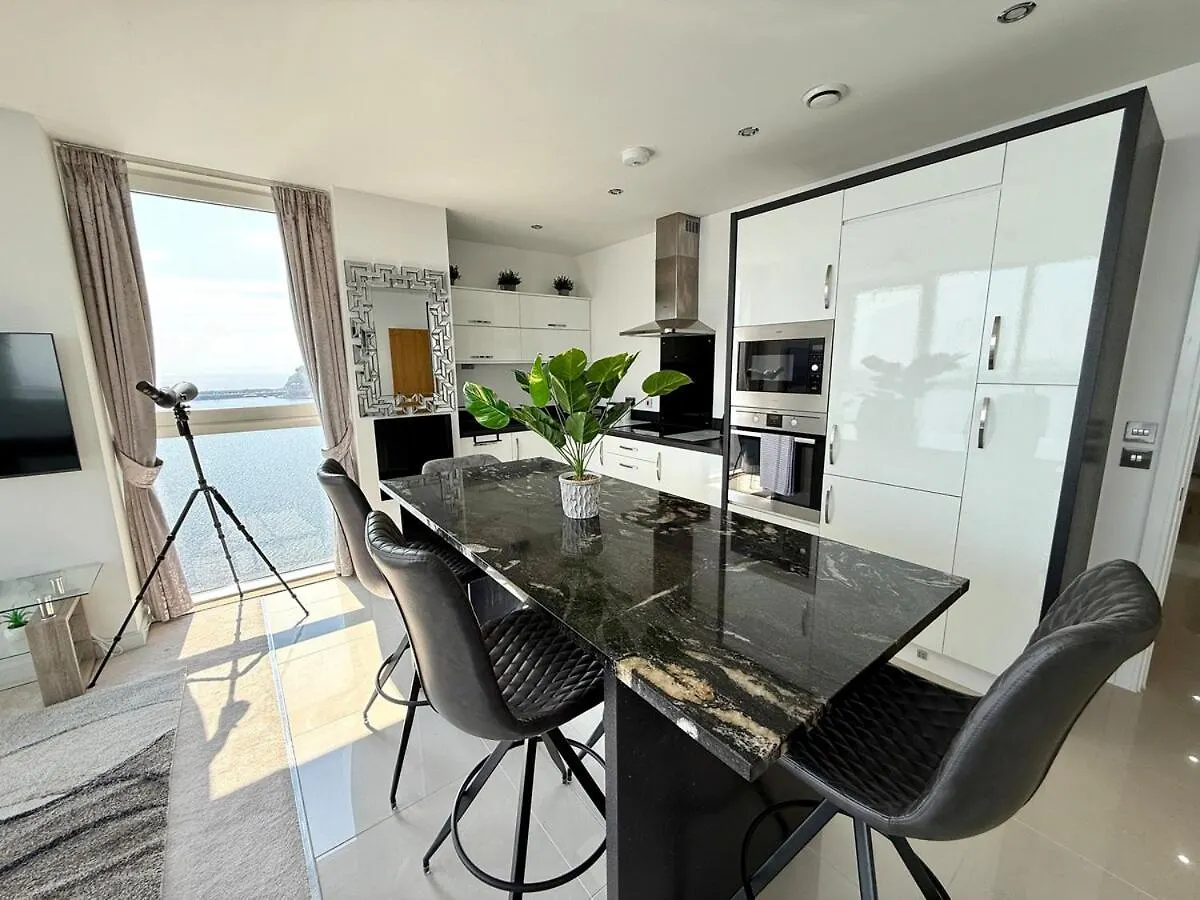 Luxury Waterfront Apartment With Panoramic View Cardiff